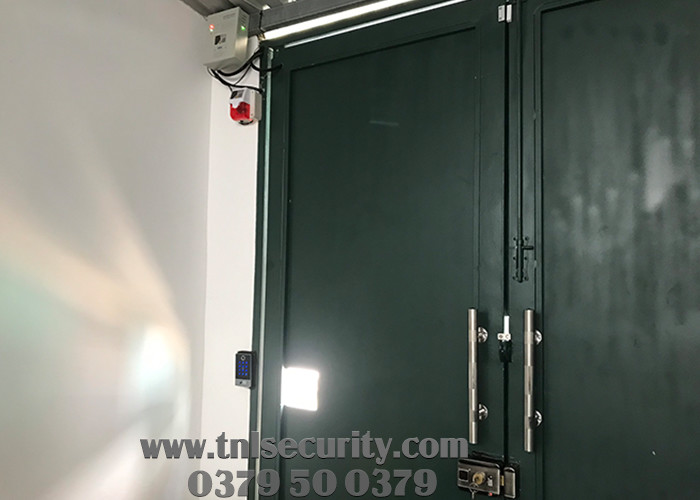 Lap-dat-khoa-van-tay-quan-ly-tu-xa-cho-cua-sat-tai-quan-7